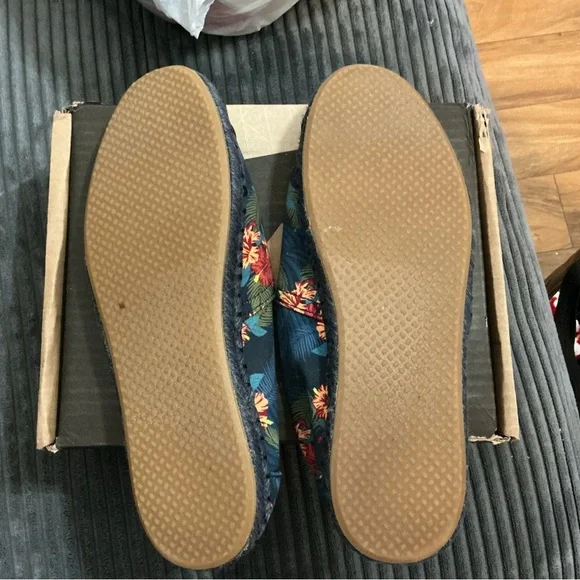 Toms Blue Floral Hawaiian Slip-Ons, size 9.5 - Picture 5 of 5